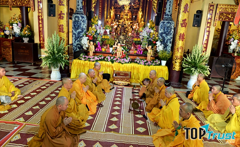 Tăng ni phật tử trong chùa Quán Sứ