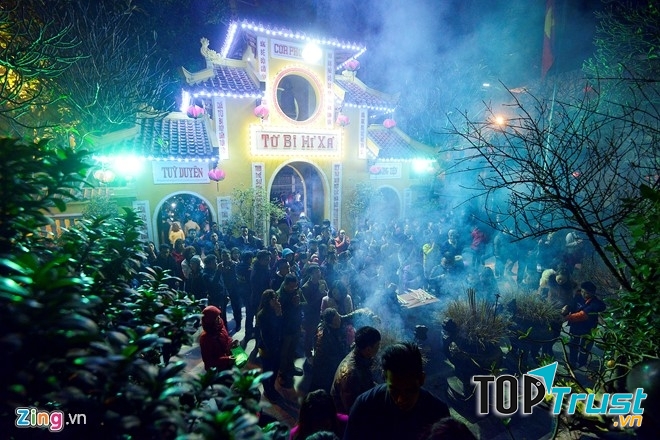 Chùa Quán Sứ luôn chật kín người đi lễ đêm giao thừa