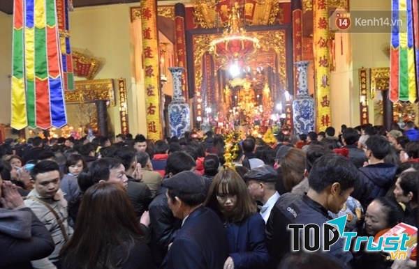 Dòng người xếp hàng chờ vào lễ dày đặc