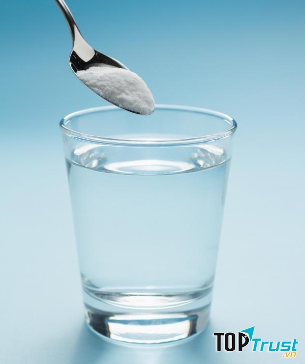 Súc miệng bằng nước muối loãng chữa sâu răng