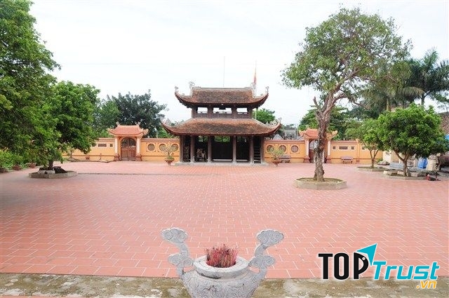 Sân ngôi chùa cổ Sùng Nghiêm Diên Thánh