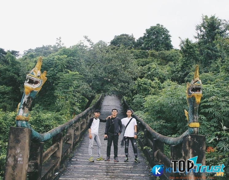 Cầu thang bộ dẫn lên chùa một trong những nơi chụp hình sống ảo của các bạn trẻ khi đến đây