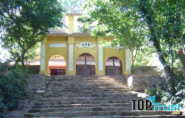 Lối vào chùa Thánh Duyên huyền ảo