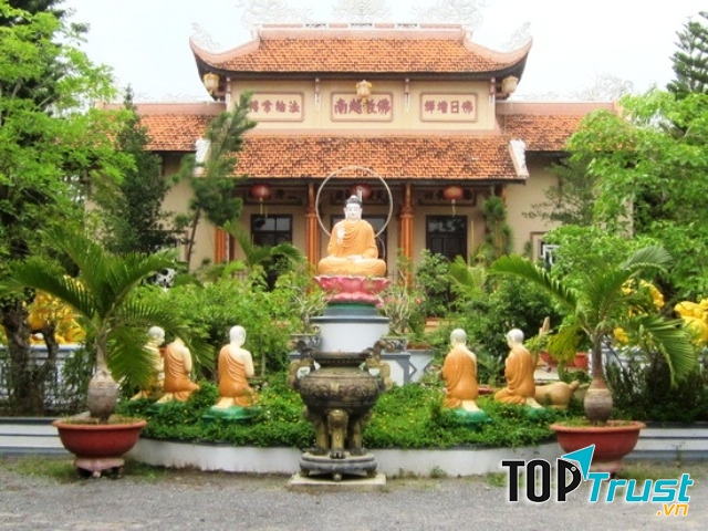 Sân chính chùa Thiên Bửu