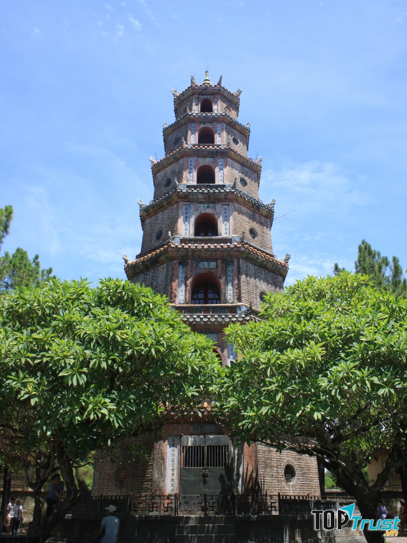 Chùa Thiên Mụ lung linh sương khói