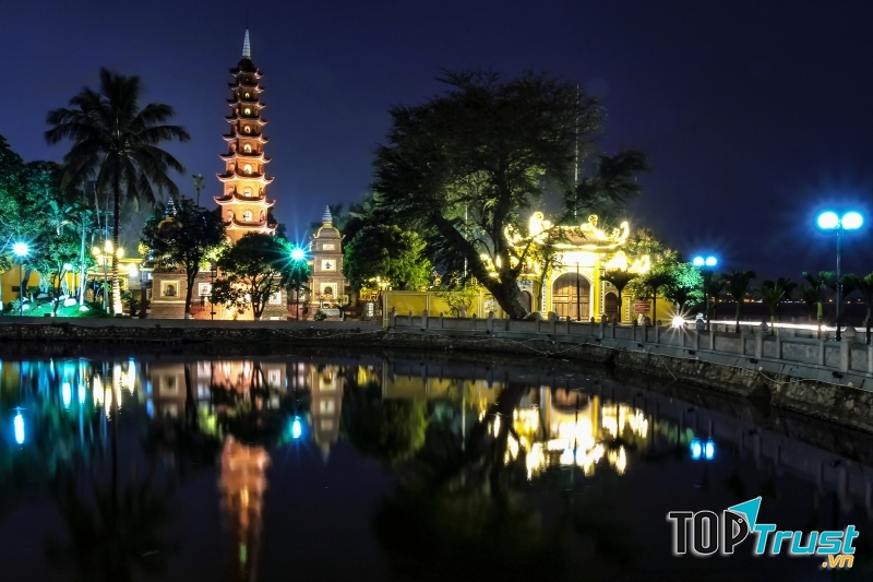 Khung cảnh chùa Trấn Quốc-Hà Nội về đêm