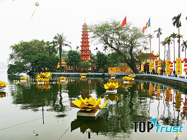 Chùa Trấn Quốc cổ kính bên mặt hồ yên bình