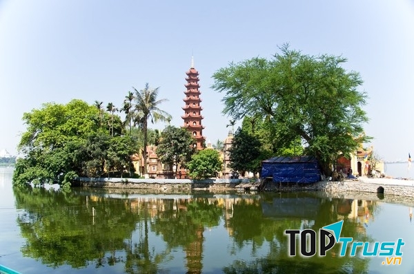 Toàn cảnh ngôi chùa Trấn Quốc trên Hồ Tây