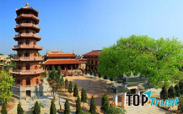 Chùa Từ Đàm thờ độc tôn nên cách bài trí và thờ tự trong điện có phần đơn giản so với các ngôi chùa khác ở xứ Huế