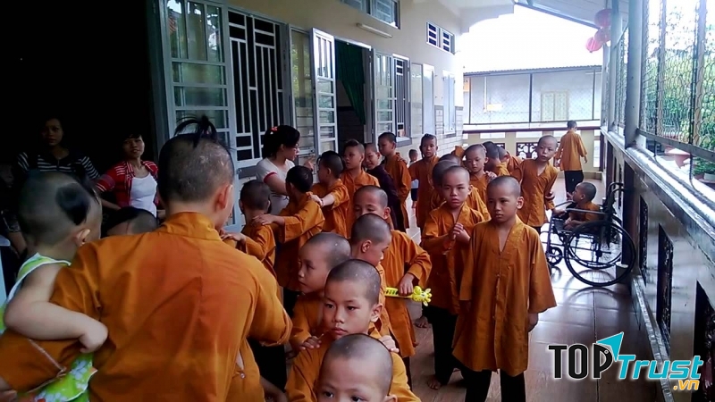 Chùa Từ Hạnh là nơi tổ chức từ thiện nuôi dưỡng người già và trẻ em tật nguyền mồ côi