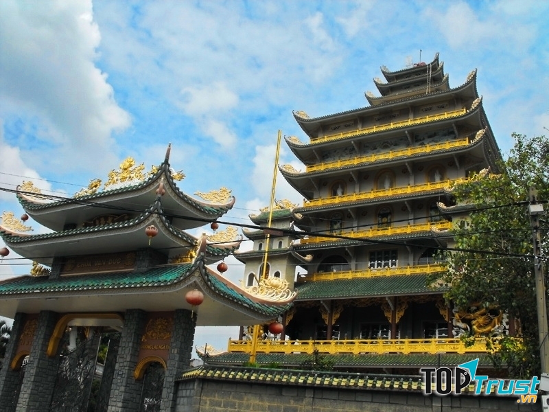 Chùa Vạn Đức là ngôi chùa có tòa chánh điện cao nhất hiện nay