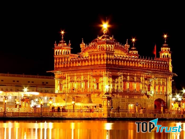 Chùa Vàng Punjab nổi bật trong đêm.