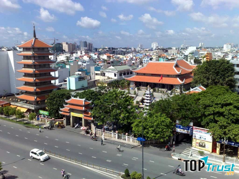 Chùa Vĩnh Nghiêm hiện tọa lạc tại số 339 Nam Kỳ Khởi Nghĩa