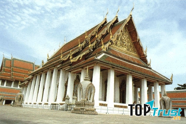 Chùa Wat Bowonniwet là một ngôi chùa khá nổi tiếng tọa lạc ở quận Phra Nakhon, thuộc Bangkok