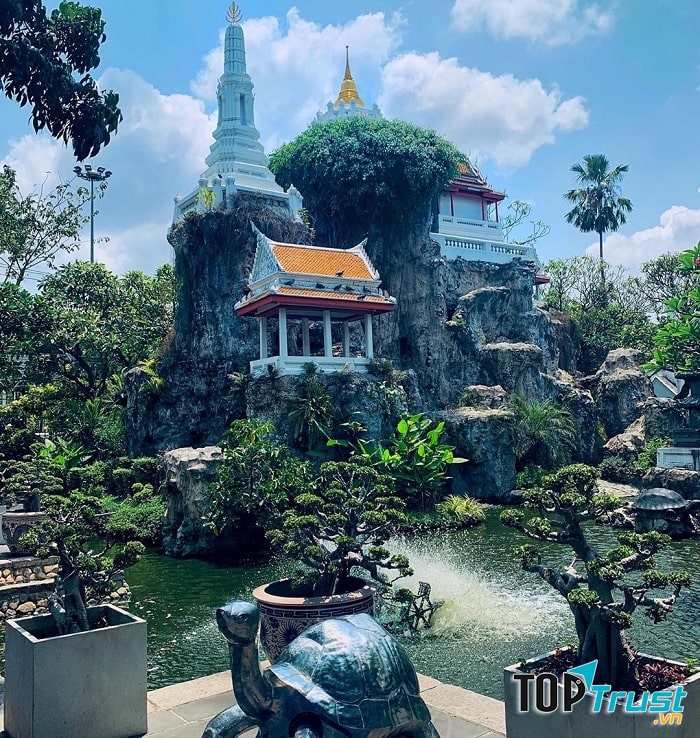 Khu vườn xanh mát quanh ngôi chùa