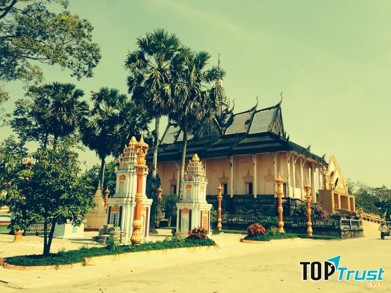 Mái chùa cong, xếp tầng theo kiến trúc Angkor