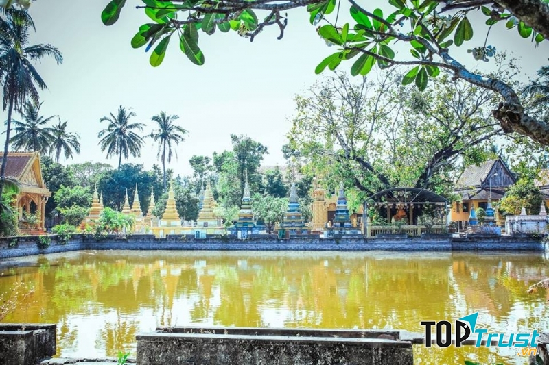 Một cảnh trong khuôn viên chùa