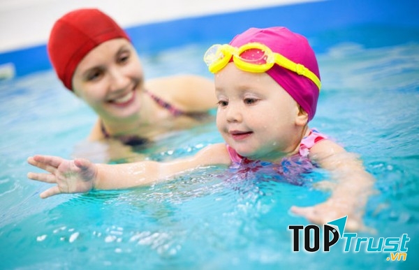 Cần trang bị cho con các dụng cụ phục vụ việc bơi lội.