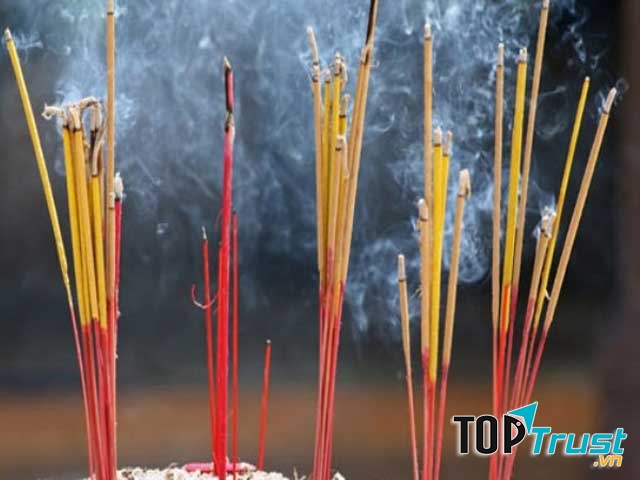 Trong dịp tết đến xuân về, con cháu thắp nén nhang thơm kính gia tiên để cầu mong một năm mới thuận buồm xuôi gió.