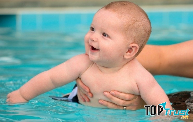 Cha mẹ nên chuẩn bị tâm lí cho bé trước khi học bơi để đạt được hiệu quả  như ý.