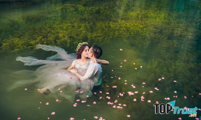 Hãy thả lỏng cơ thể của mình thật nhẹ nhàng, và cố gắng làm theo những chỉ dẫn của nhiếp ảnh gia nhe.