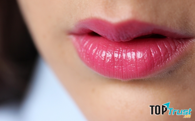 Một chút son bóng cho đôi môi căng tràn sức sống