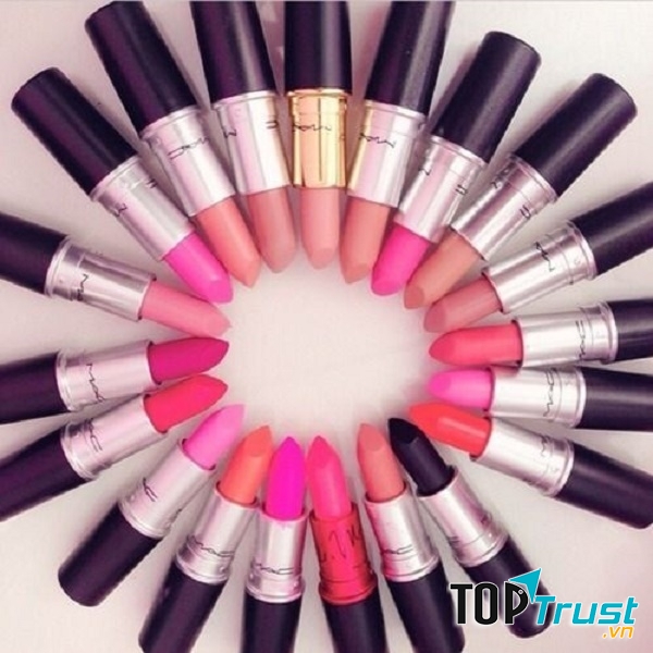 Dùng son môi bền màu