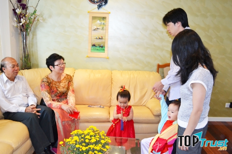 Gia đình sum vầy, tụ họp nhân dịp Tết đến xuân về