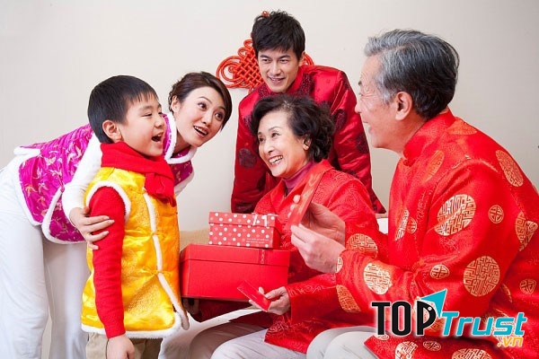 Vào dịp đầu năm mới hãy đến nhà người thân chúc Tết để nhận lại nhiều lời chúc may mắn cho mình