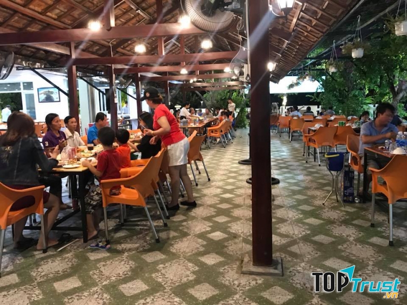 Không gian nhà hàng mát mẻ, sạch sẽ