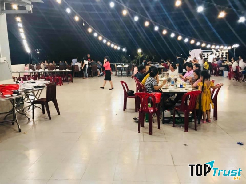 Sân thương nhà hàng rộng rãi và luôn đông khách