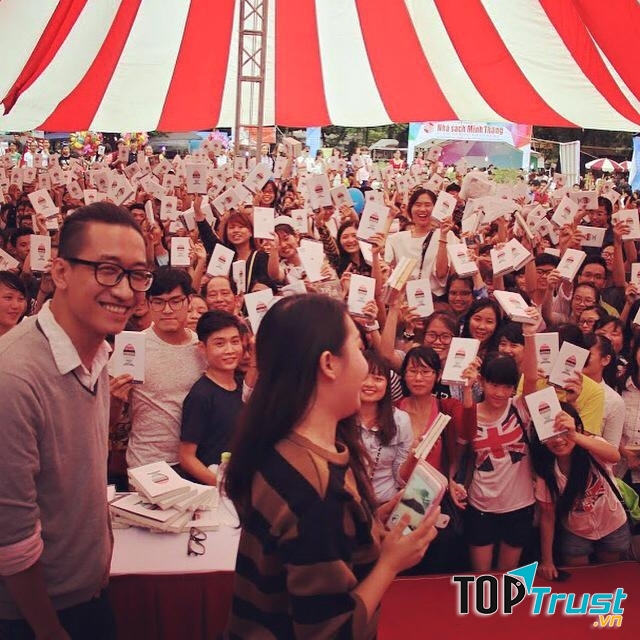 Hai nhà văn Gào và Nhật Minh trong buổi ra mắt và kí tặng sách.