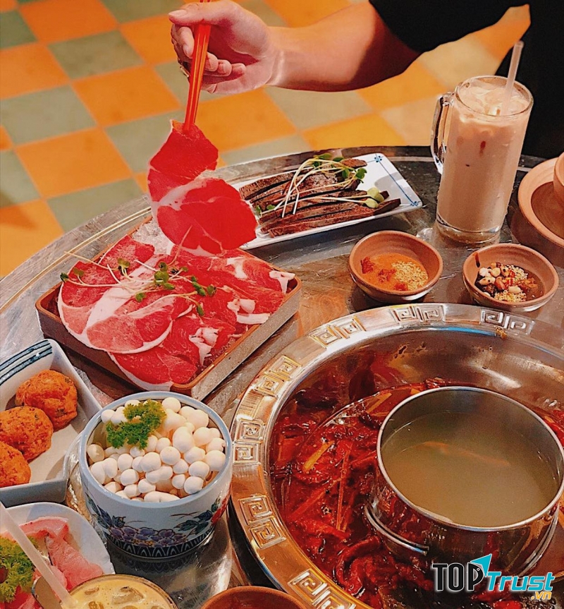 Quán được thiết kế theo phong cách hiện đại, vừa lịch sự vừa sang trọng, nhân viên chuyên nghiệp luôn phục vụ tận tình với khách hàng