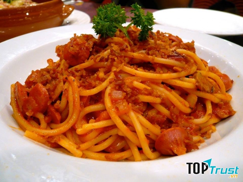 Mì tươi ăn kèm với nhiều loại sốt, khách đặc biết yêu thích sốt bò bằm.