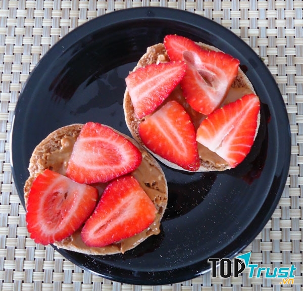 Việc kết hợp dâu tây và bơ đậu phộng như bổ sung vitamin cho đôi mắt