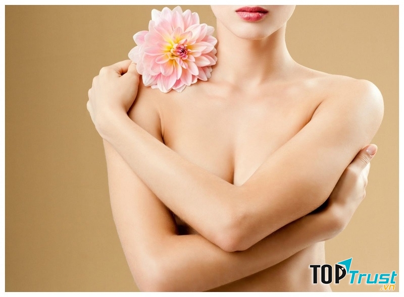 Massage ngực giúp kích thích tuyến sữa hoạt động.