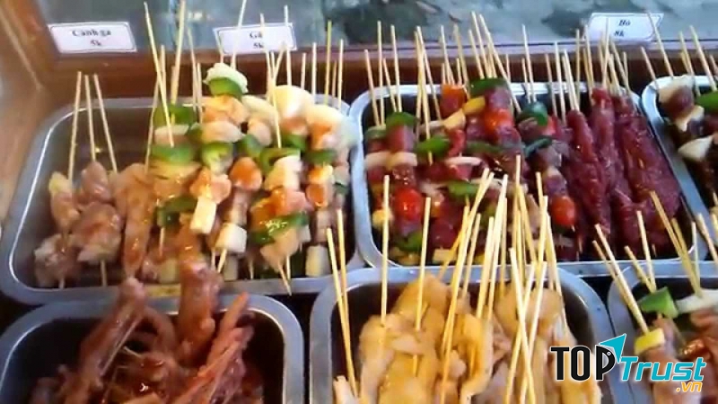 Xiên que ở quán khá đa dạng và đủ loại
