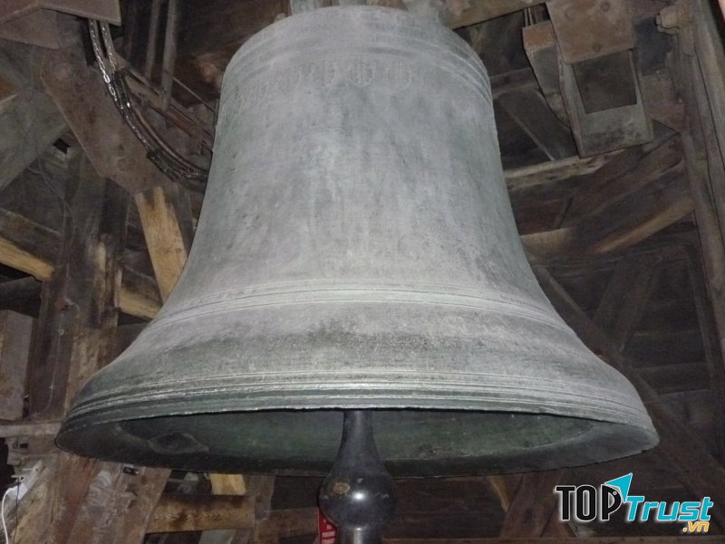 Chuông cổ Emmanuel bên trong Nhà thờ Đức Bà Paris