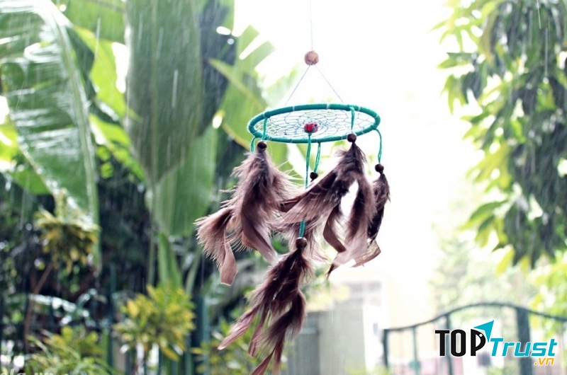 Trẻ 1 tháng tuổi sẽ rất mê mẩn âm thanh của chiếc chuông gió.