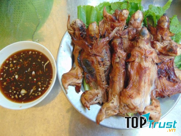 Chuột đồng úp nồi đất nung