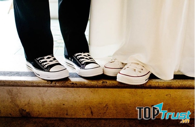 Tạo kiểu chụp ảnh với giày đôi