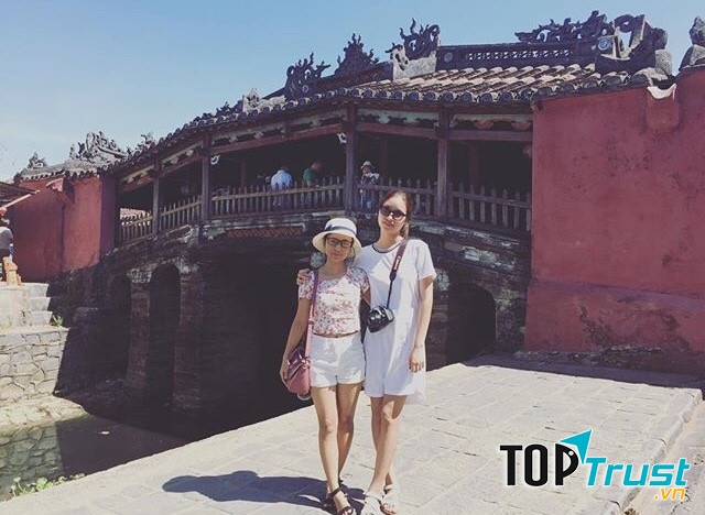 Rất nhiều du khách chọn Chùa Cầu để ghi dấu ấn trong hành trình khám phá phố cổ