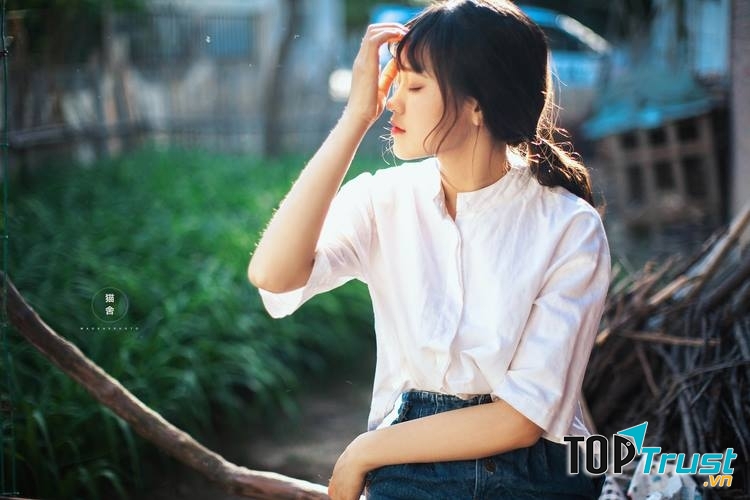 Nếu bạn ngại chụp chính diện, tư thế này sẽ giúp bạn bớt lúng túng hơn khi chụp ảnh!