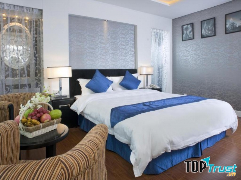 Phòng khách sạn rộng rãi, trang nhã được trang bị đầy đủ tiện nghi.