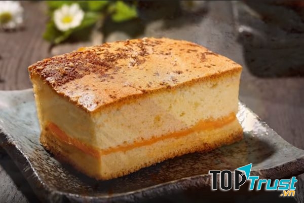 Vỏ bánh mềm, nướng vừa chín tới nên không bị khô, nhân phô mai cực nhiều