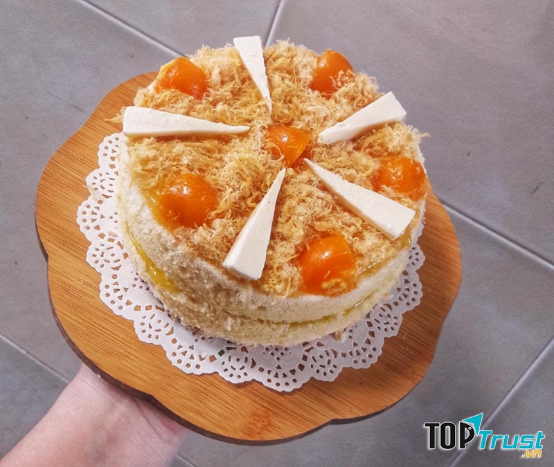 Trên miếng bánh bông lan trứng muối trên bề mặt được phủ những miếng phô mai lớn xen kẽ cùng những viên trứng muối