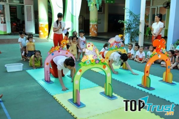 Vận động ngoài trời: Chuyền bóng