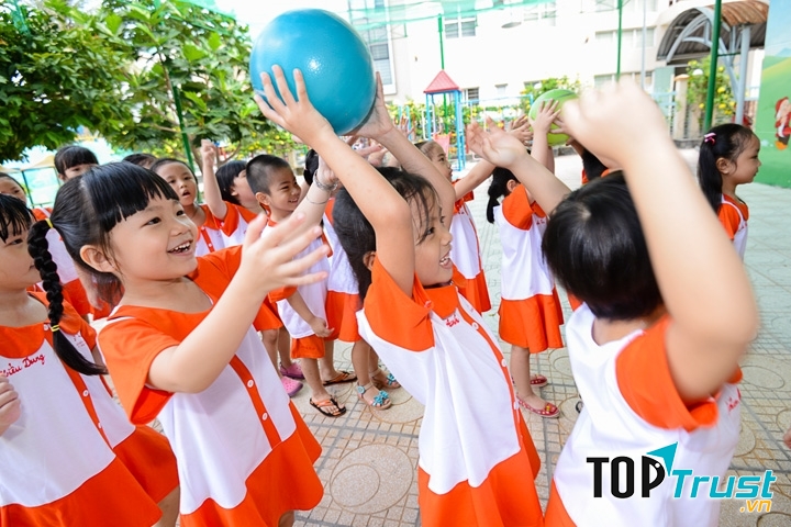 Chuyền bóng - trò chơi vận động dành cho trẻ mầm non hay nhất