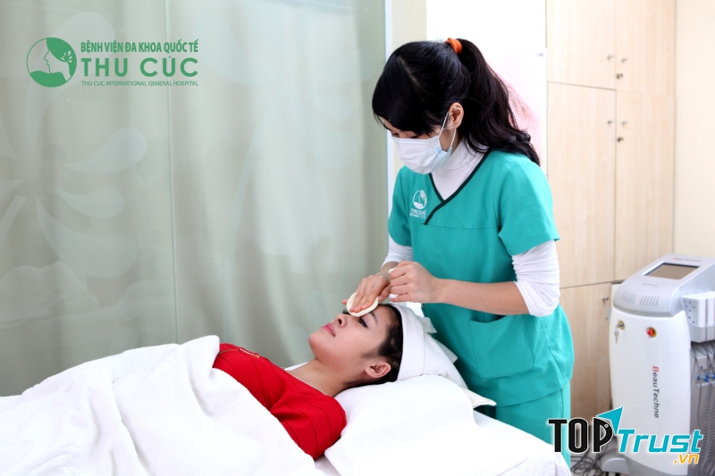 Điều trị mụn với nhiều máy móc hiện đại