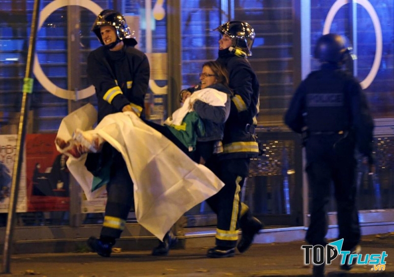 Khủng bố ở Paris xảy ra vào thứ 6 ngày 13 khiến nhiều người bị thương